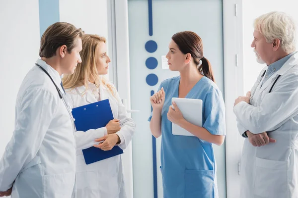 Doctors Looking Nurse Digital Tablet Hospital — Stock Photo, Image