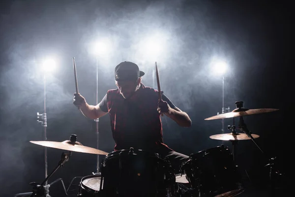 Rockband Mitglied Spielt Schlagzeug Während Schlagzeug Sitzt Mit Hintergrundbeleuchtung Und — Stockfoto