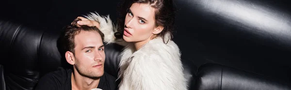 Tutkulu Esmer Kadın Gece Kulübünde Kameraya Bakarken Erkek Arkadaşının Saçına — Stok fotoğraf