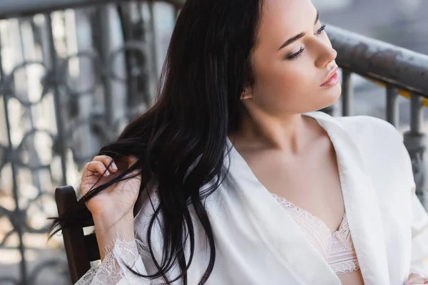 Retrato Mujer Morena Atractiva Mirando Hacia Otro Lado Tocando Cabello — Foto de Stock