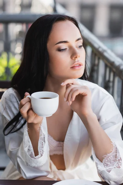 Όμορφη Μελαχρινή Γυναίκα Λευκή Ρόμπα Πίνοντας Καφέ Στο Μπαλκόνι — Φωτογραφία Αρχείου