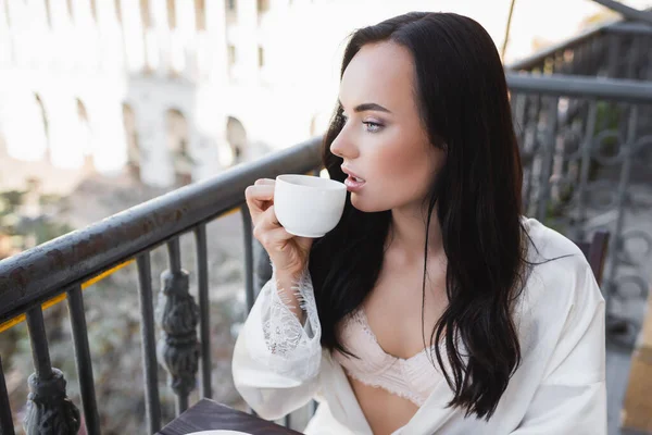 Smuk Brunette Kvinde Hvid Kåbe Drikker Kaffe Ser Væk - Stock-foto