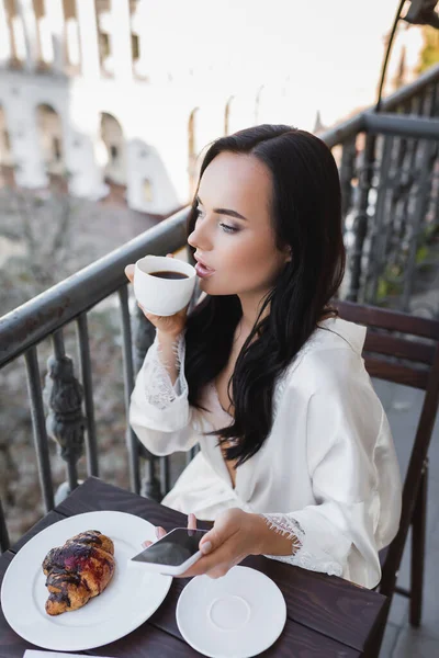 Bela Mulher Morena Roupão Branco Bebendo Café Olhando Para Longe — Fotografia de Stock