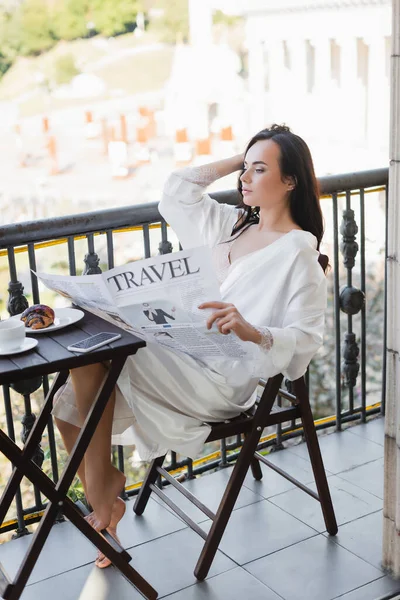 Brunette Woman White Robe Sitting Balcony Reading Newspaper — Stock Photo, Image