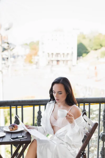 Morena Mujer Bata Blanca Sentada Balcón Leyendo Periódico — Foto de Stock