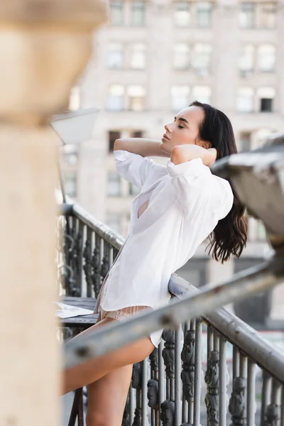 Женщина Белой Рубашке Позирует Балконе — стоковое фото