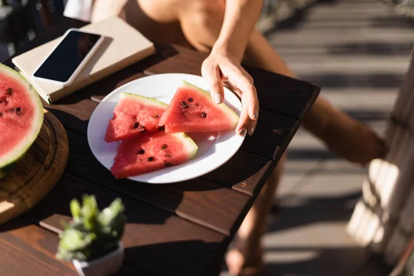 Abgeschnittene Ansicht Einer Frau Die Wassermelonenscheibe Vom Teller Nimmt — Stockfoto