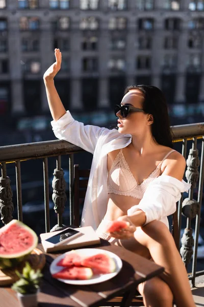 Morena Comiendo Sandía Balcón Cubriendo Cara Con Palma — Foto de Stock