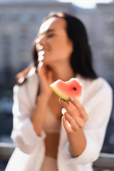 Brünette Frau Beiger Unterwäsche Und Weißem Hemd Isst Wassermelone Auf — Stockfoto