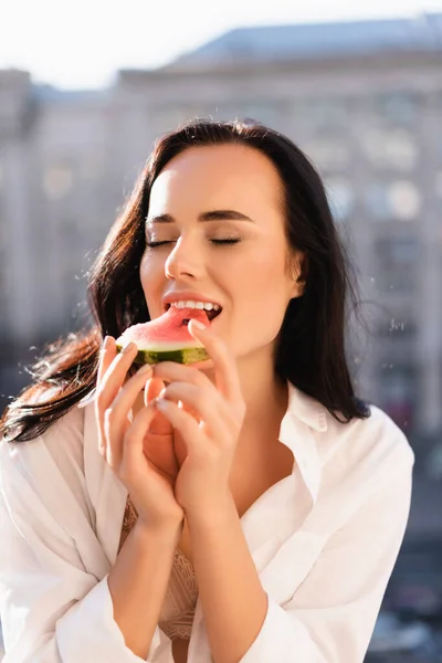 Brunette Vrouw Beige Ondergoed Wit Shirt Eten Watermeloen Met Gesloten — Stockfoto