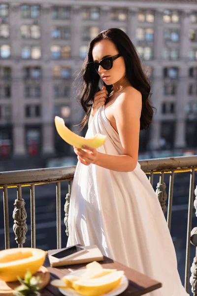 Сексуальная Брюнетка Солнечных Очках Покрытая Белым Полотном Поедающая Дыню Балконе — стоковое фото