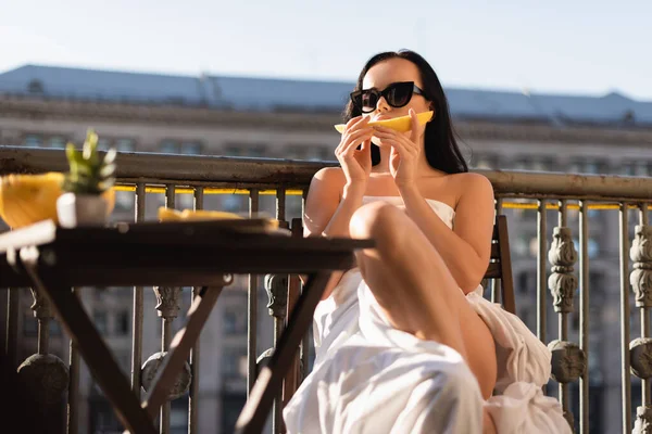 Sexy Brunette Woman Sunglasses Covered White Sheet Eating Melon Balcony — Stock Photo, Image