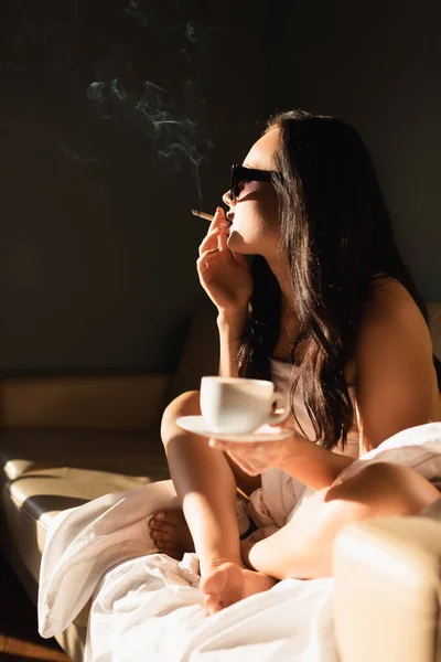 Sexy Brunette Woman Covered White Sheet Smoking Cigarette Drinking Coffee — Stock Photo, Image