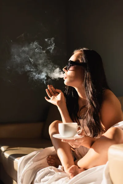 Sexy Brunette Woman Covered White Sheet Smoking Cigarette Drinking Coffee — Stock Photo, Image