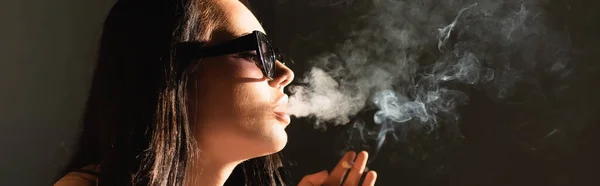 戴着墨镜的黑发女人吸烟 横幅横幅 — 图库照片