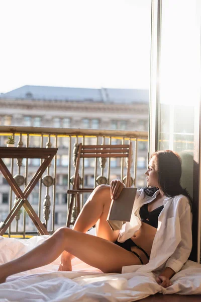 Привлекательная Женщина Белой Рубашке Держит Книгу Сидит Одеяле — стоковое фото