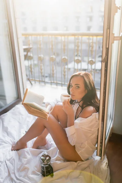 Beautiful Brunette Woman Reading Book Drinking Tea Sitting Blanket — Stock Photo, Image