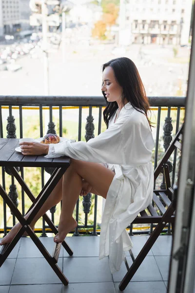 Sonriente Morena Mujer Túnica Blanca Desayunando Balcón — Foto de Stock