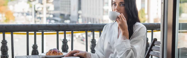 Brunetka Žena Bílém Rouchu Pití Čaje Posezení Balkóně Horizontální Prapor — Stock fotografie