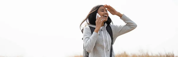 Glada Afrikanska Amerikanska Vandrare Talar Smartphone Utomhus Banner — Stockfoto