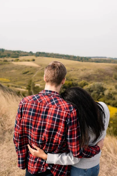 Back View Multiethnic Couple Hugging Hills Blurred Background — Stock Photo, Image