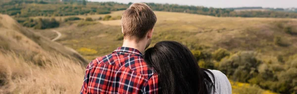 Visão Traseira Jovens Viajantes Com Paisagem Gramada Fundo Borrado Banner — Fotografia de Stock