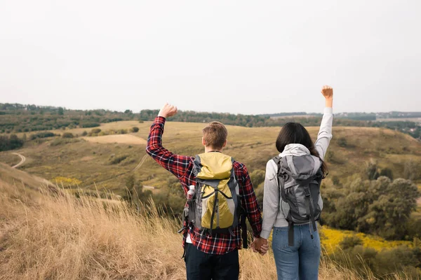 Vista Posterior Una Pareja Multiétnica Excursionistas Que Muestran Gesto Mientras — Foto de Stock