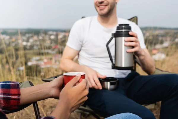 Vista Recortada Mujer Afroamericana Sosteniendo Taza Cerca Novio Sonriente Con — Foto de Stock