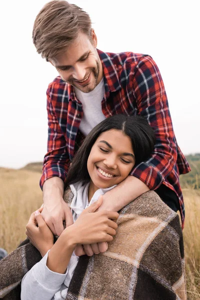 Leende Afrikansk Amerikansk Kvinna Håller Hand Pojkvän Medan Sitter Insvept — Stockfoto