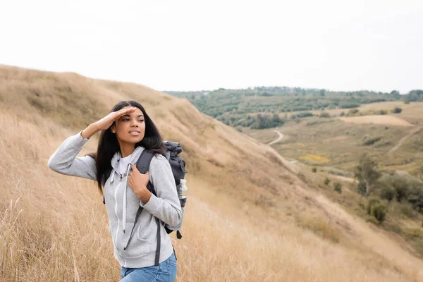 Smiling African American Woman Holding Backpack Looking Away Trip Hill — Stock Photo, Image