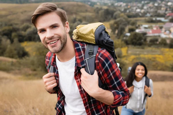 Tourist Smiling Camera While Walking African American Woman Blurred Background — Stock Photo, Image