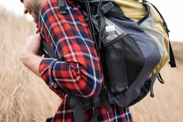 Beskuren Utsikt Över Leende Turist Med Flaska Vatten Ryggsäck Promenader — Stockfoto