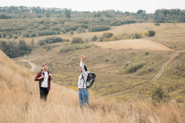Улыбающийся турист смотрит на африканскую девушку-американку во время поездки на природу