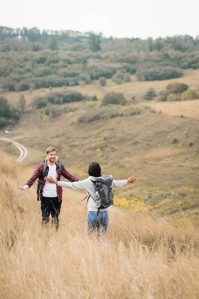 African American Woman Backpack Standing Outstretched Hands Boyfriend Grassy Hill — Stock Photo, Image
