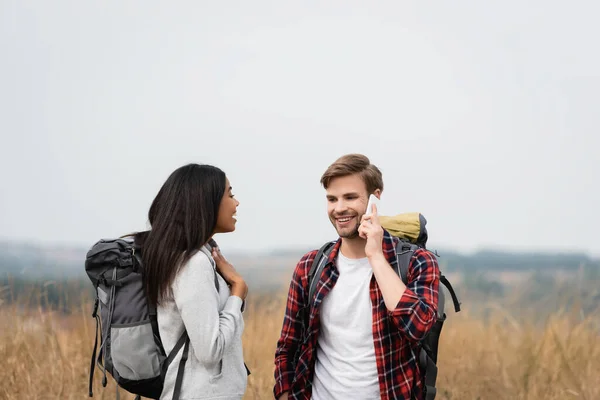 African American Woman Backpack Standing Boyfriend Talking Smartphone Outdoors Trip — Stock Photo, Image