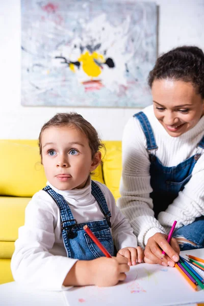 Flicka Stående Nära Mor Och Rita Med Färg Penna Papper — Stockfoto