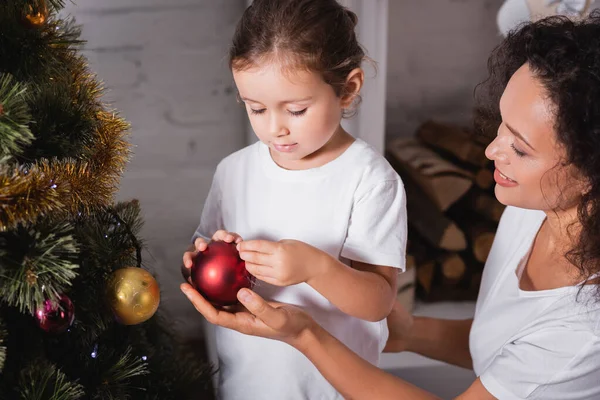 Madre Figlia Decorazione Pino Con Palla Natale Vicino Camino Casa — Foto Stock