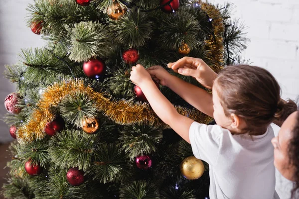 Mor Och Dotter Dekorera Tall Med Julbollar Hemma — Stockfoto