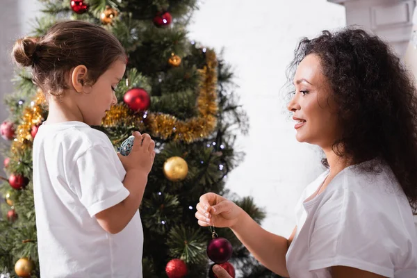 Vista Lateral Madre Hija Con Bola Navidad Cerca Pino Casa — Foto de Stock