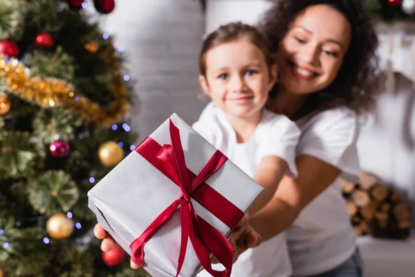 Enfoque Selectivo Madre Abrazando Hija Con Caja Regalo Cerca Pino — Foto de Stock