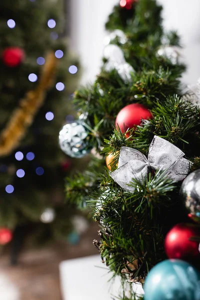 Noel Topları Yay Ile Süslenmiş Çam Ağacının Seçici Odak Noktası — Stok fotoğraf