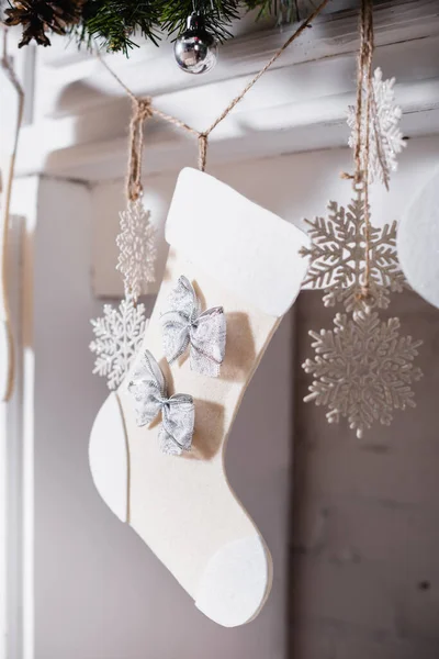 Süslemeler Takılarla Dolu Noel Çorabının Seçici Odağı — Stok fotoğraf