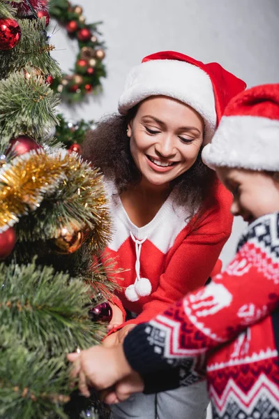 Selective Focus Mother Decorating Pine Daughter — Stock Photo, Image
