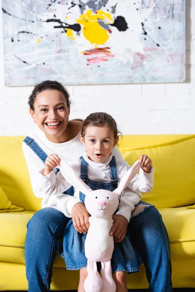 Mom Daughter Open Mouth Holding Soft Toy Looking Camera Home — Stock Photo, Image