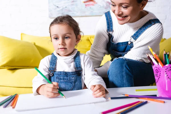 Daughter Drawing Color Pencils Mother Home — Stock Photo, Image