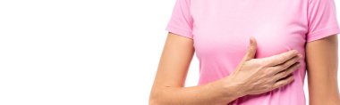 Pembe tişörtlü, elleri göğsüne yakın beyaz tişörtlü bir kadın resmi.