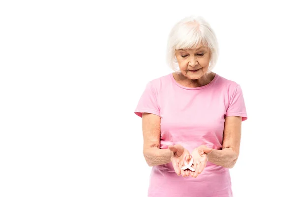 Седовласая Женщина Смотрит Розовую Ленту Осведомлённости Раке Молочной Железы Изолированной — стоковое фото