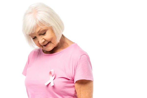 Starší Žena Při Pohledu Růžovou Stuhu Prsu Povědomí Rakovině Tričku — Stock fotografie