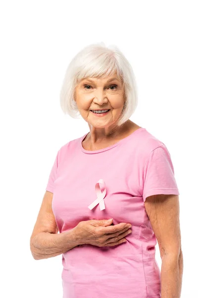 穿着粉色T恤 头戴乳癌意识带的灰发女人 看着被白色隔离的相机 — 图库照片