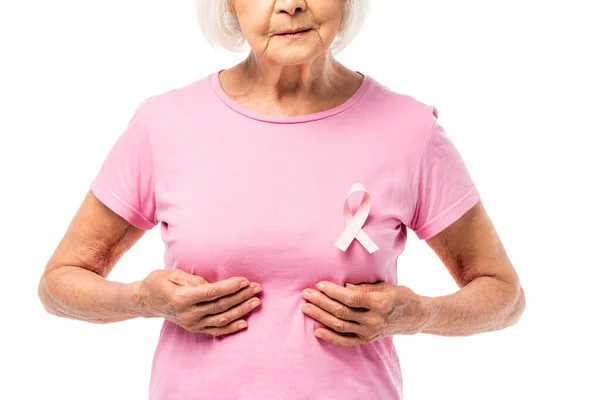 灰色头发女人的剪影 T恤上有粉色丝带 摸着白色的乳房 — 图库照片